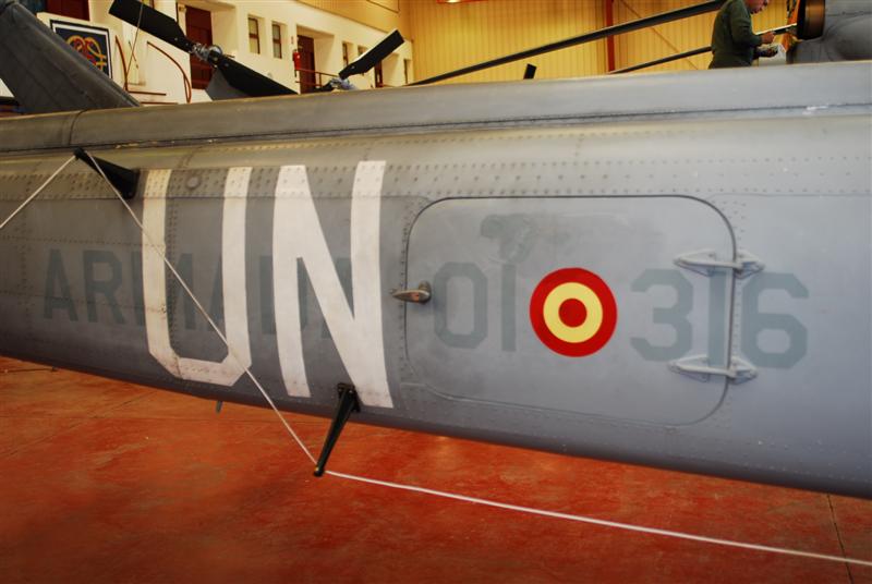 Bell-212 UN markings.JPG